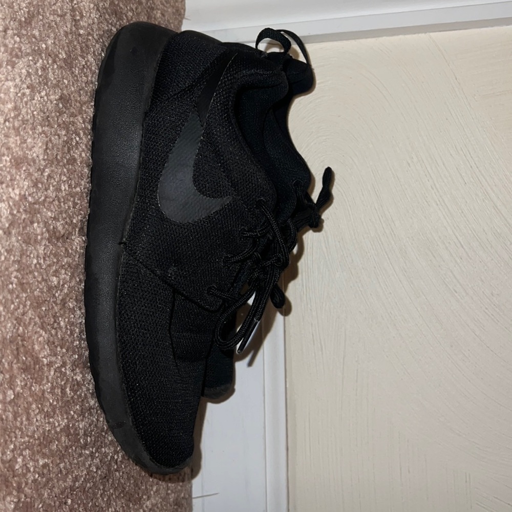 Women’s Black Nike Roshe Sneakers